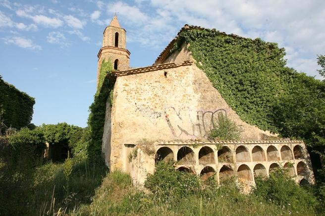Un grupo de jubilados madrileños compra una aldea en Galicia para un retiro conjunto