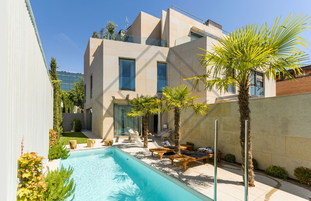 Combatir el calor sale caro: los pisos con piscina cuestan un 31% más que los que no la tienen