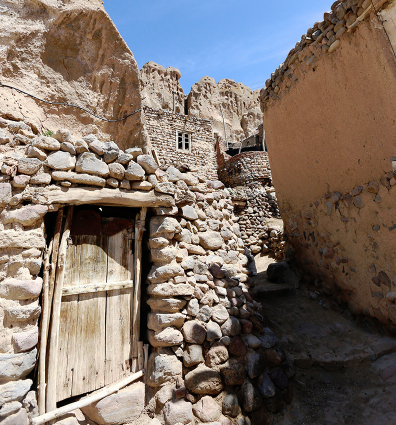 Están cavadas en rocas volcánicas