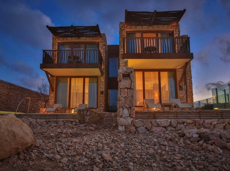 Un hotel de lujo perdido en el desierto de Israel para disfrutar del cráter más grande del mundo