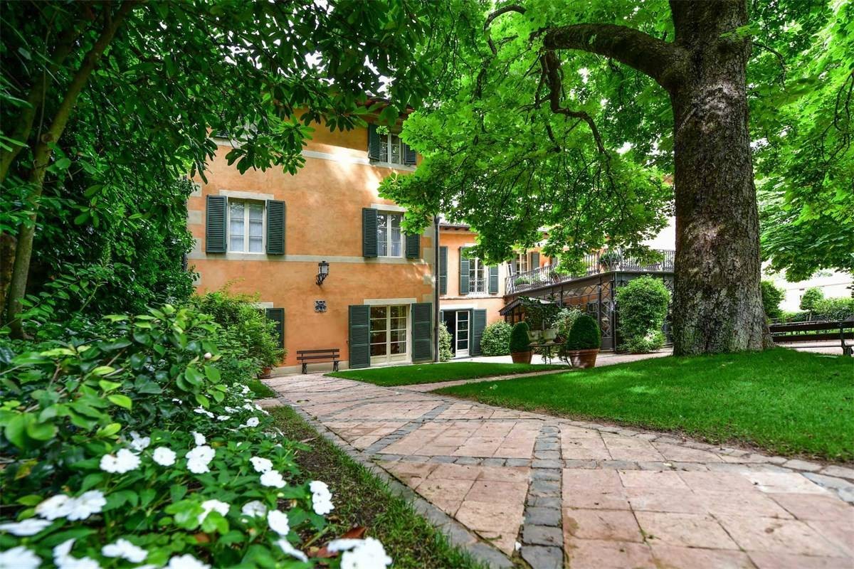 la villa está rodeada de 11 hectáreas de terreno