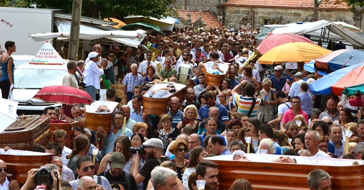 El pueblo gallego que celebra una de las procesiones más singulares del mundo: la de los ataúdes