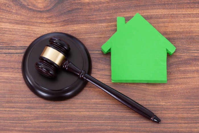 De quién es la casa comprada por sólo uno de los cónyuges en bienes gananciales tras un divorcio