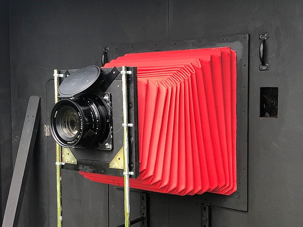 Es la Polaroid más grande, lenta y poco práctica del mundo, según Barry