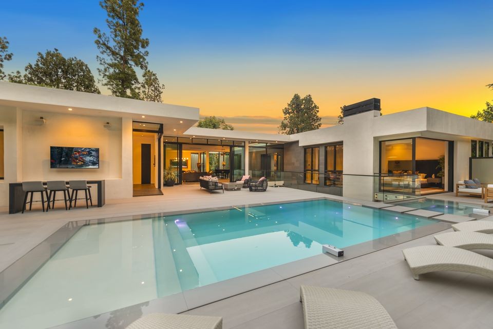 Por 16 millones de euros se ofrece esta mansión en Beverly Hills con obras originales de Andy Warhol