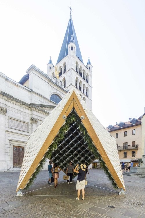 Cuenta con tres laterales