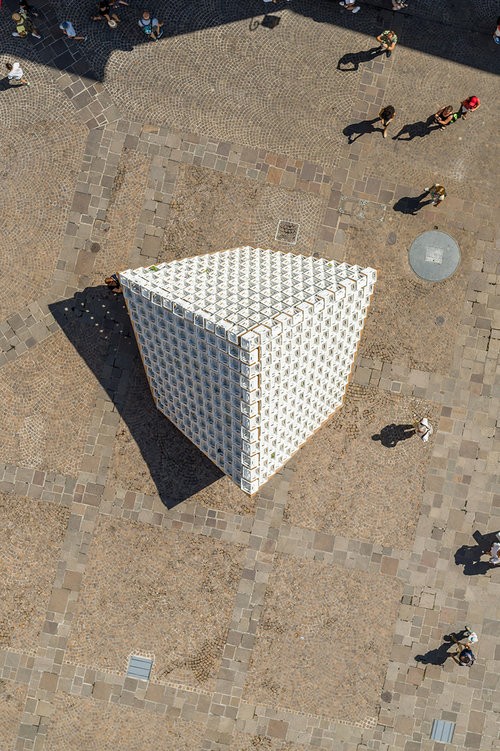 Se conecta al suelo con tres puntos de cimentación