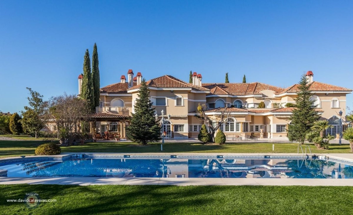 Chalet de 2.900 m2, 9 habitaciones y 7 baños. Precio: 17 millones