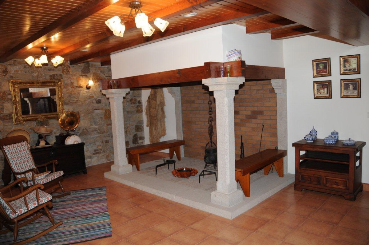 Gemütliches Wohnzimmer mit Kamin