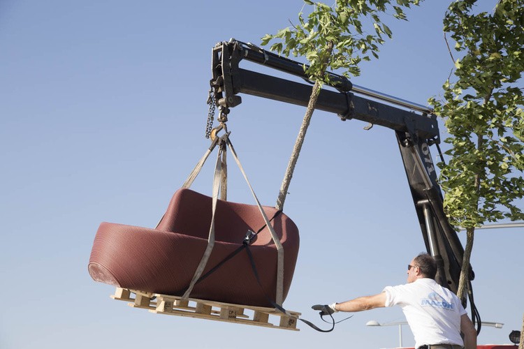 Se traslada con una grúa
