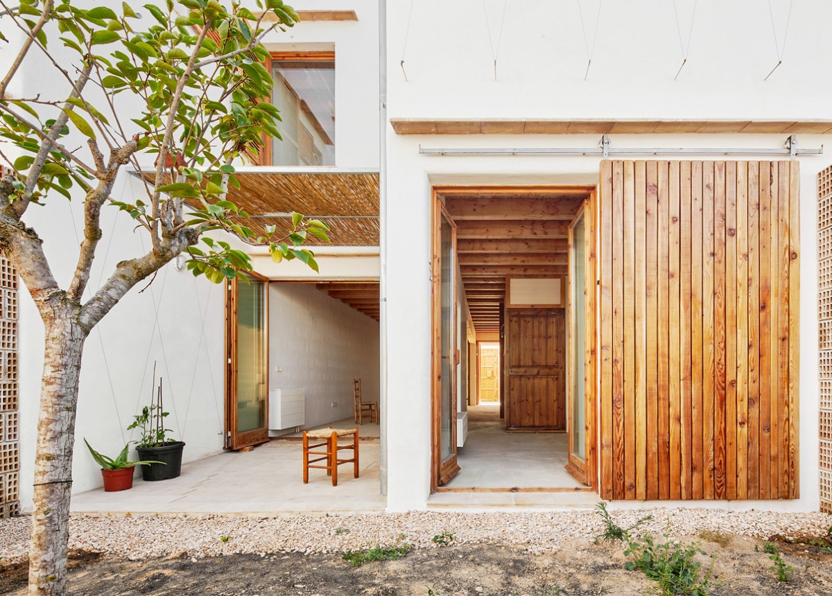 Estas casas ecológicas de Formentera utilizan algas marinas como aislante térmico