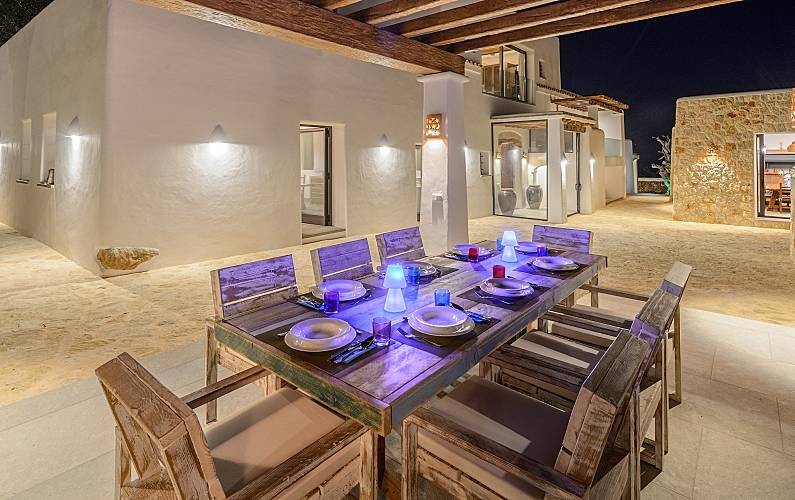 villa-ibiza-exterior-comedor