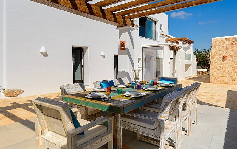 villa-ibiza-mesa-exterior