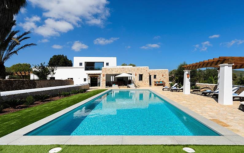 Una espectacular y típica villa ibicenca con la que disfrutar de toques minimalistas y piedra natural