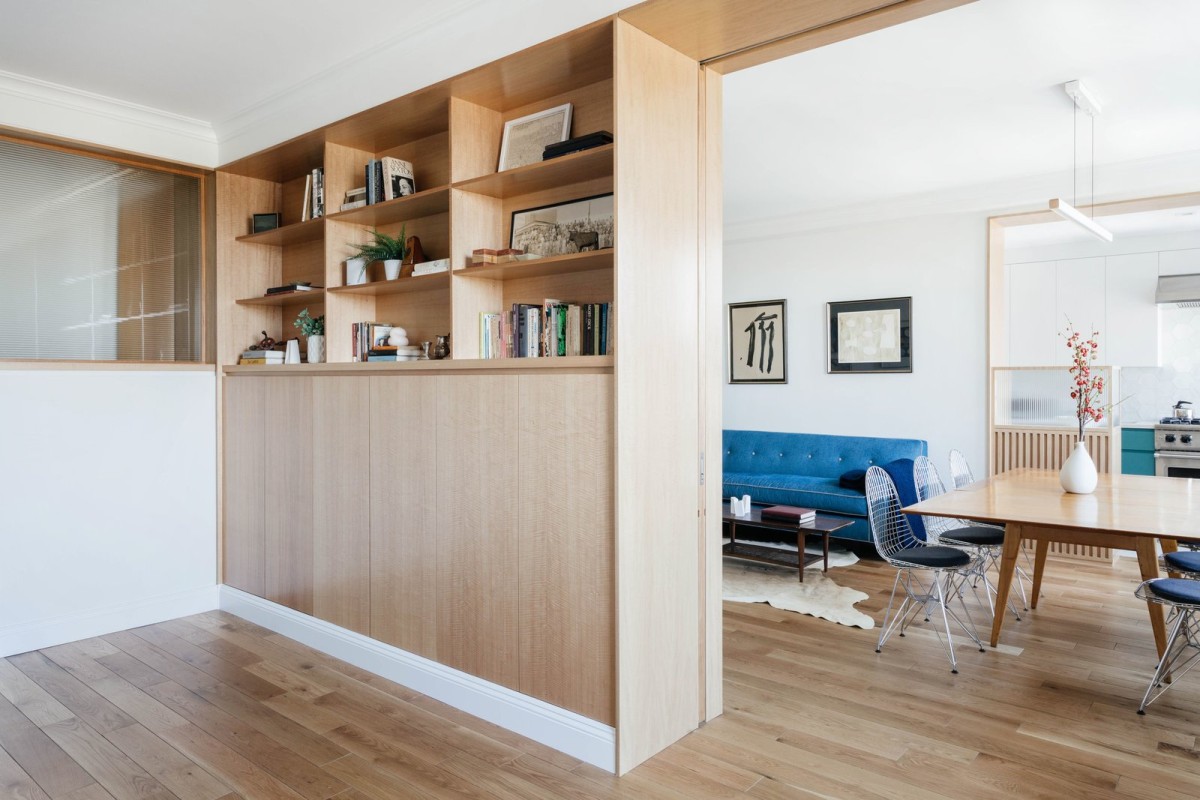 El sofá pone el gran toque de color