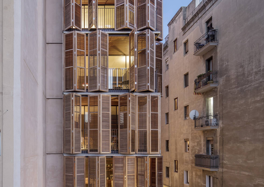 Cuatro matrimonios construyen un edificio en Barcelona para un retiro conjunto