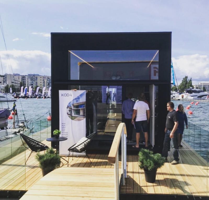 Tiene una zona para dejar sillas y plantas