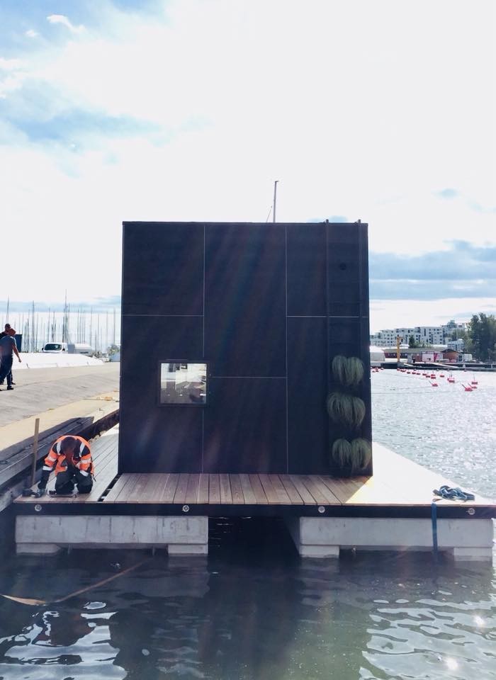 Es una casa sostenible gracias a que usa energía solar