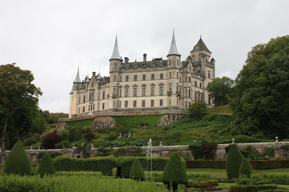 Escocia es sinónimo de whisky, tierras altas... y castillos