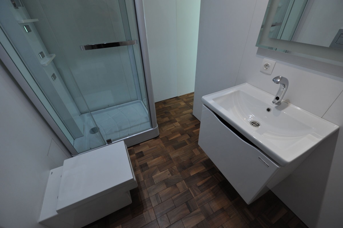 El color blanco destaca con la madera