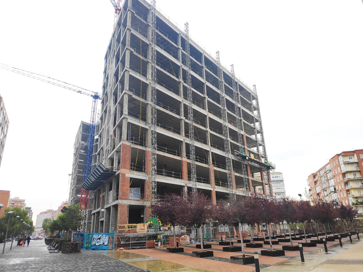 Un exsocio y enemigo de ‘los Albertos’ construye un edificio de oficinas al lado de la Torre Realia