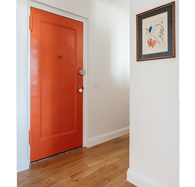 La puerta, con un toque rojo