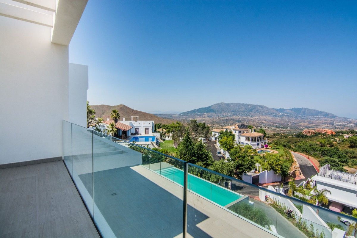 Piscina de horizonte infinito com vistas panorâmicas