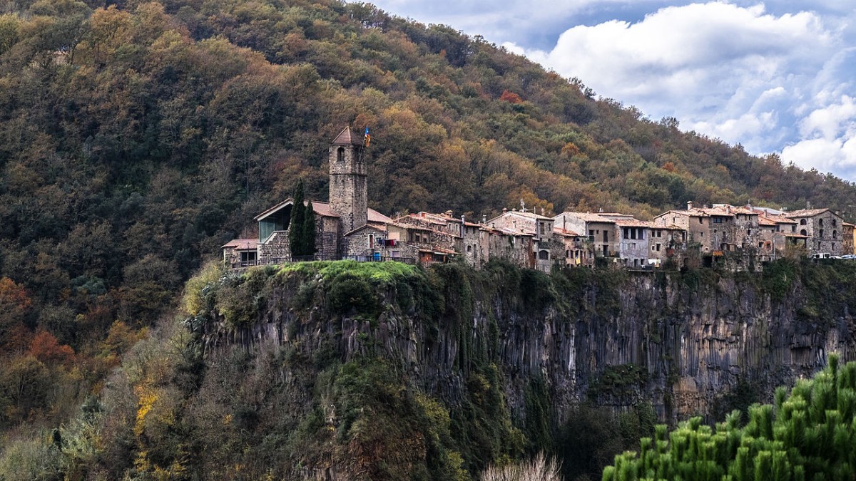 The view of Castellfollit de la Roca / Wikimedia commons