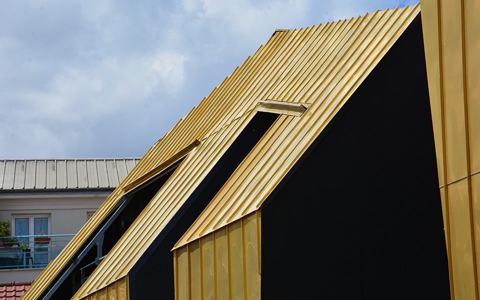 Dorado y con paneles solares y fotovoltaicos