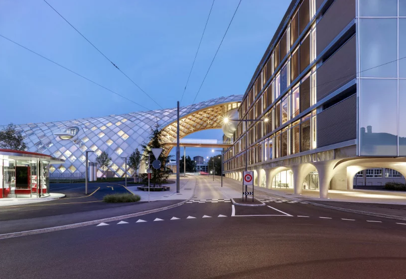 Tiene un puente peatonal