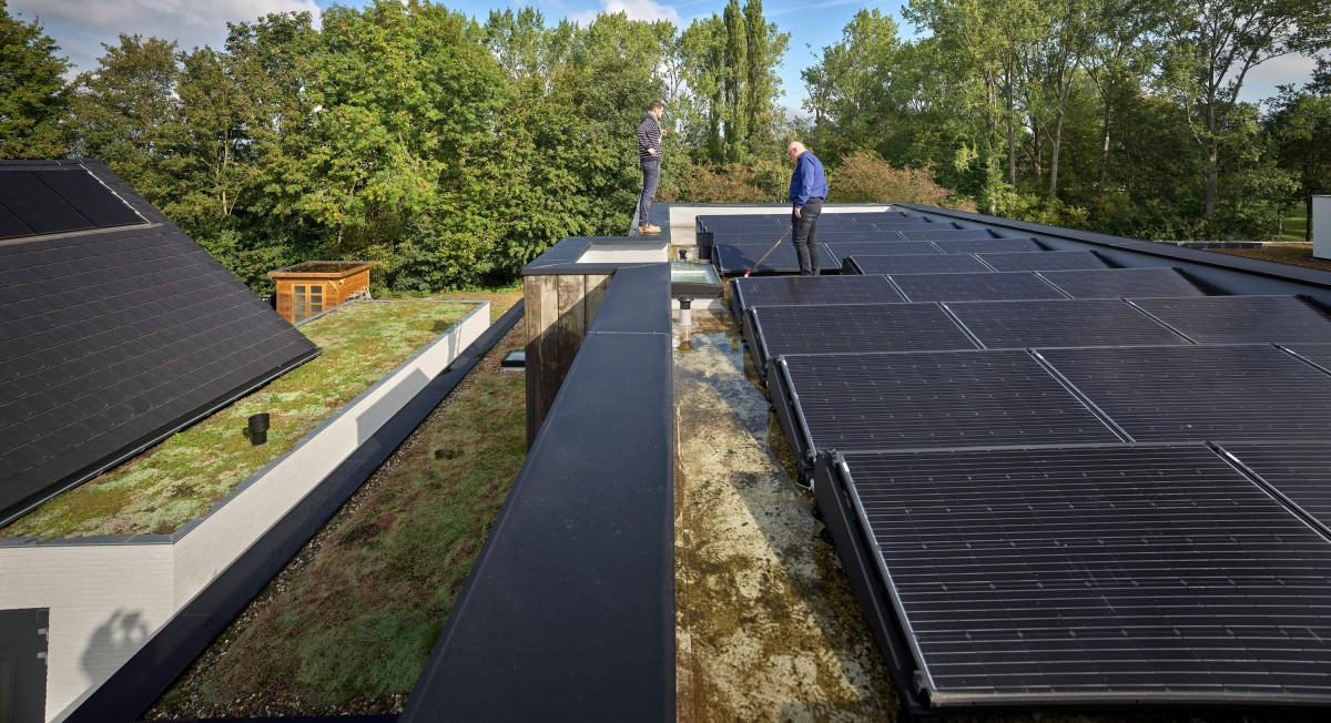 Cuenta con un techo verde y 32 paneles solares