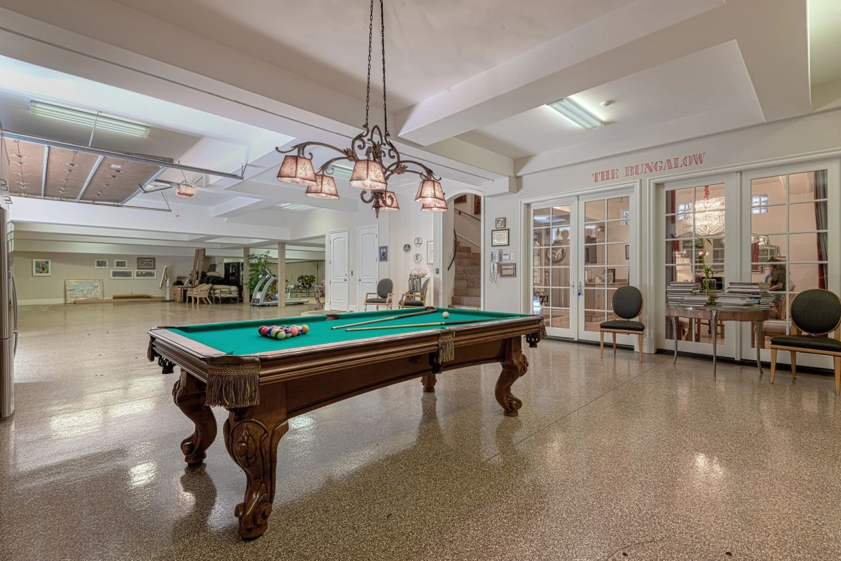 Hay espacio para un billar, máquinas deportivas...