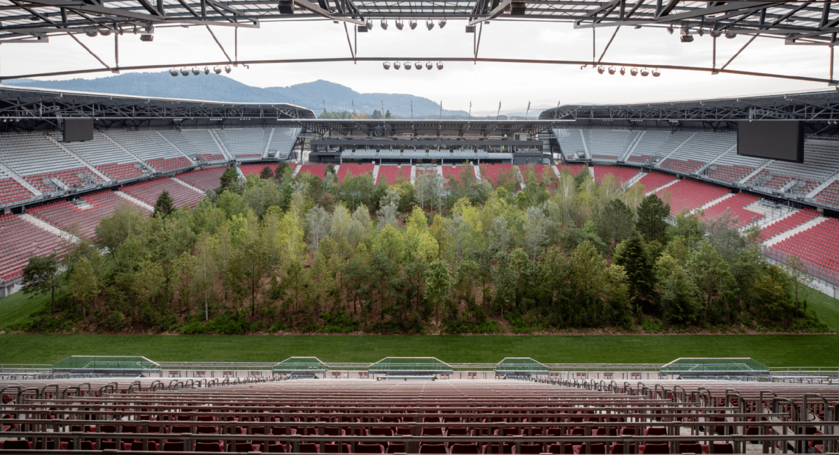 Este estadio de fútbol de Austria se ha reconvertido en un bosque para homenajear al medioambiente