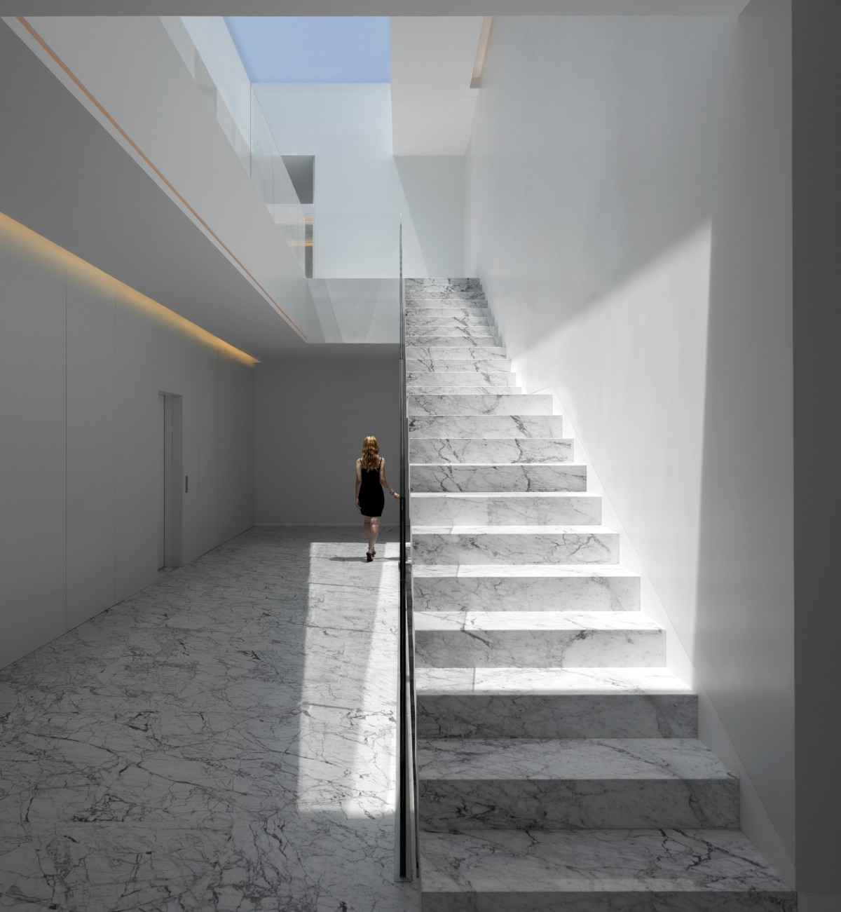 Un tragaluz ayuda a dar vida al espacio