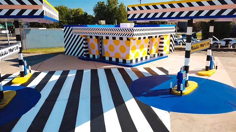 Se ubica en una de las principales calles