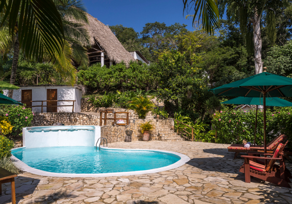 El hotel incluye piscina