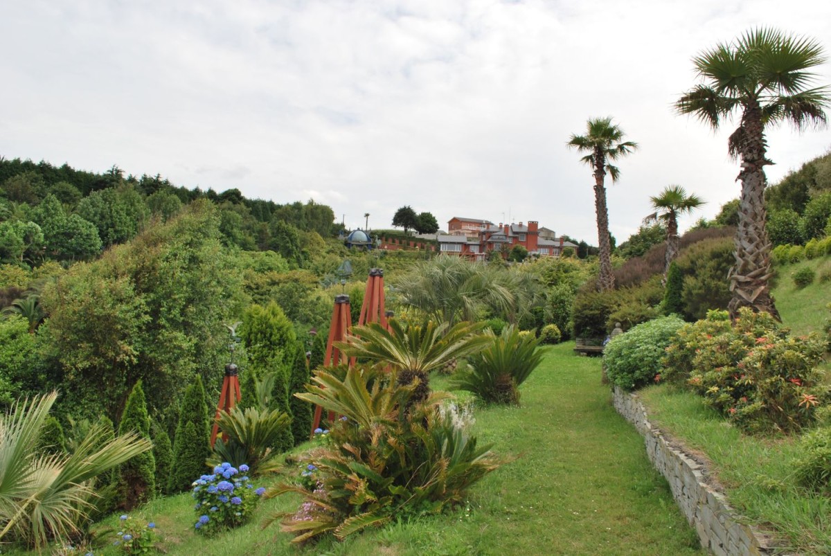 La maison vue du jardin