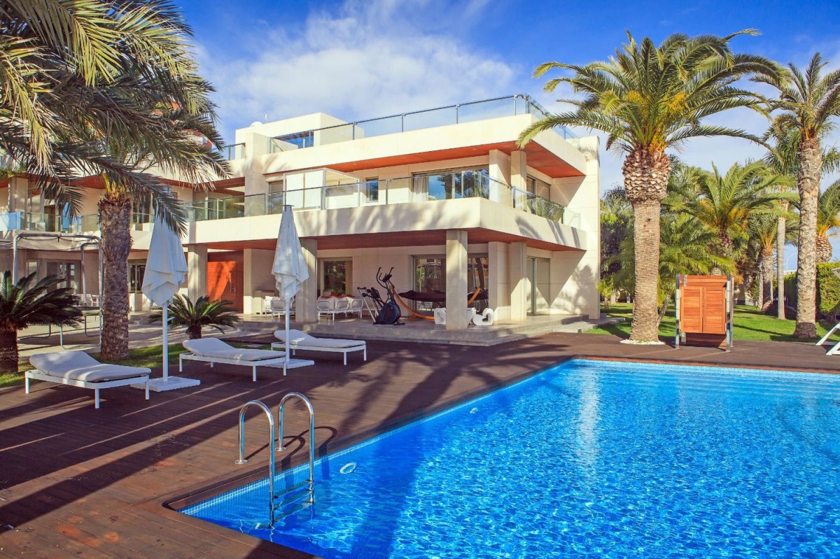 Modern villa 50 metres from the sea in Torrevieja