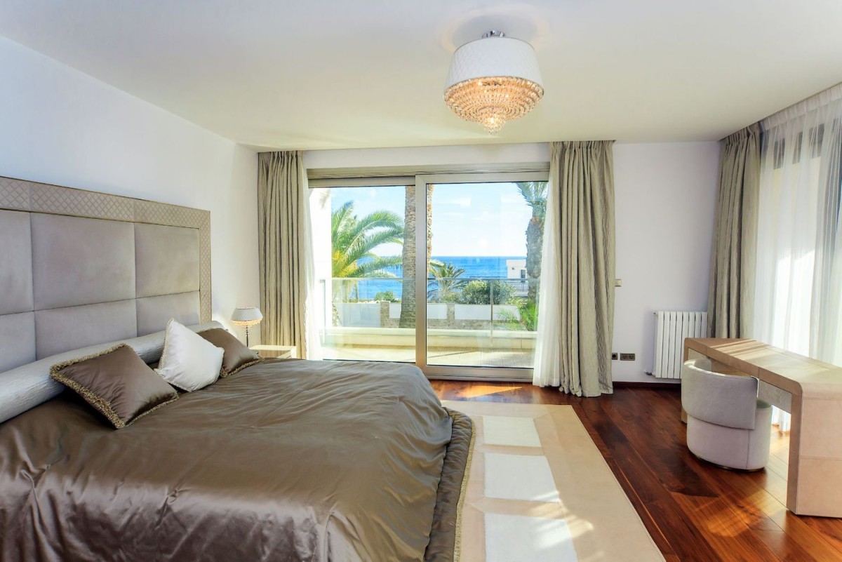 Camera da letto con accesso al balcone e vista mare