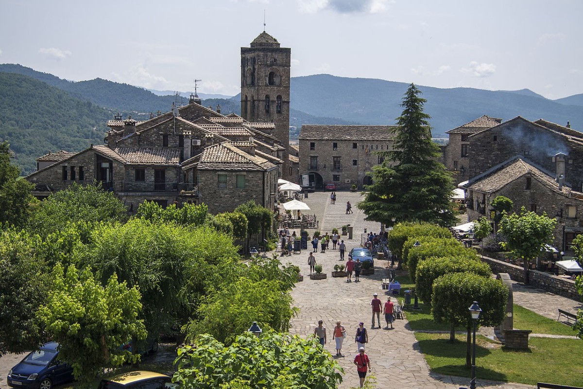 Plaza Mayor em Aínsa / Wikimedia Commons