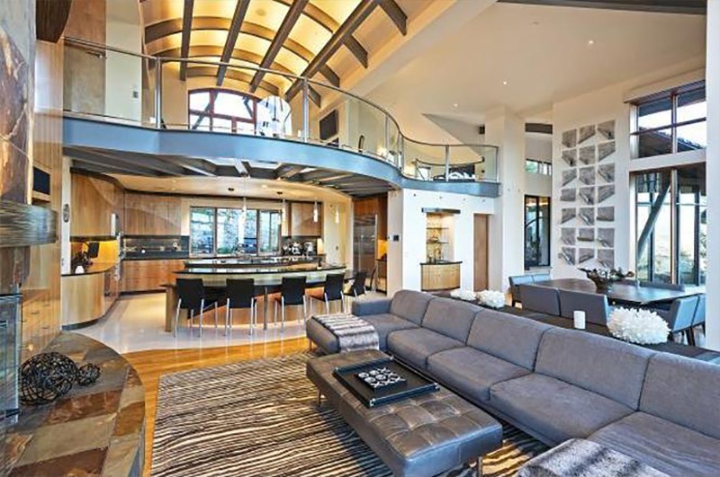 Salón con techos abovedados