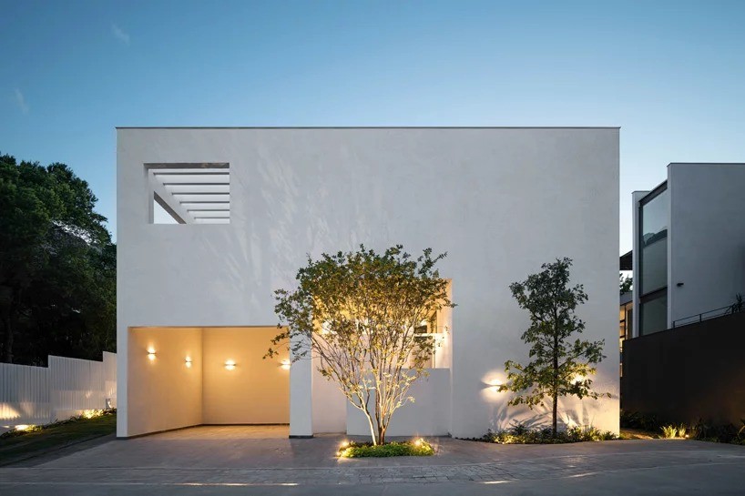 Una villa blanca en México construida alrededor del patio central donde ocurre todo
