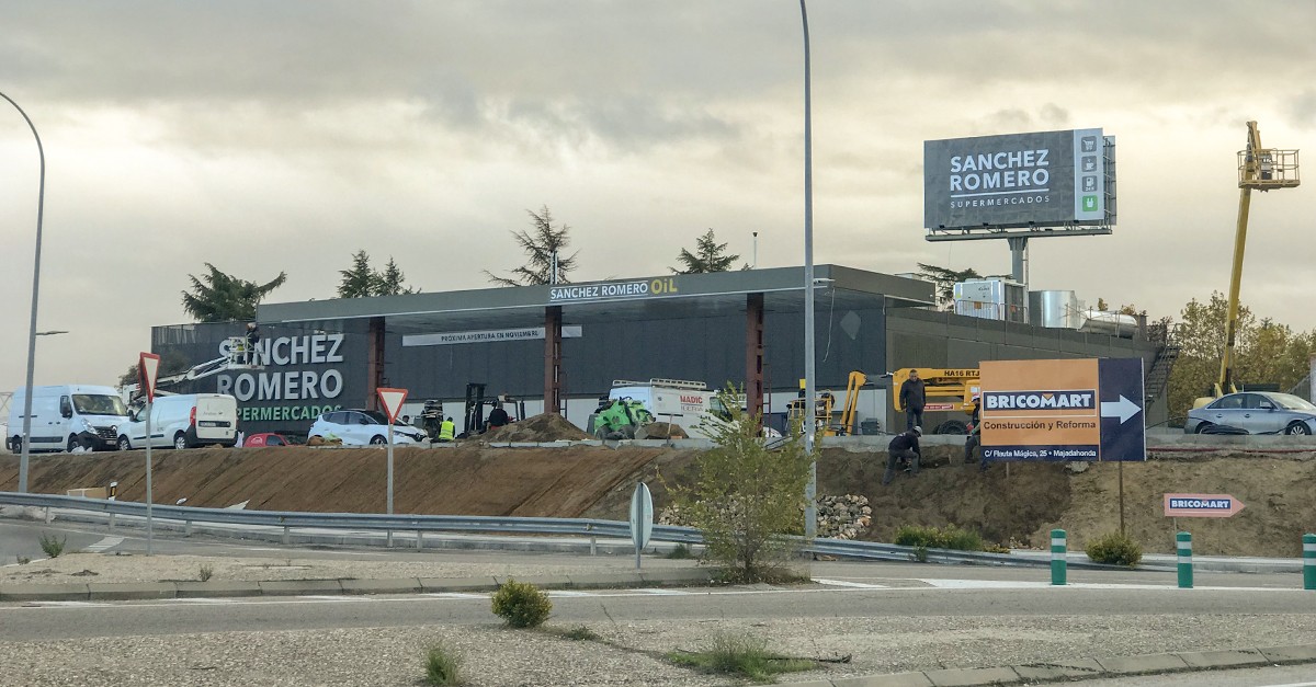 Sánchez Romero extiende sus dominios: nueva tienda en Majadahonda con gasolinera propia