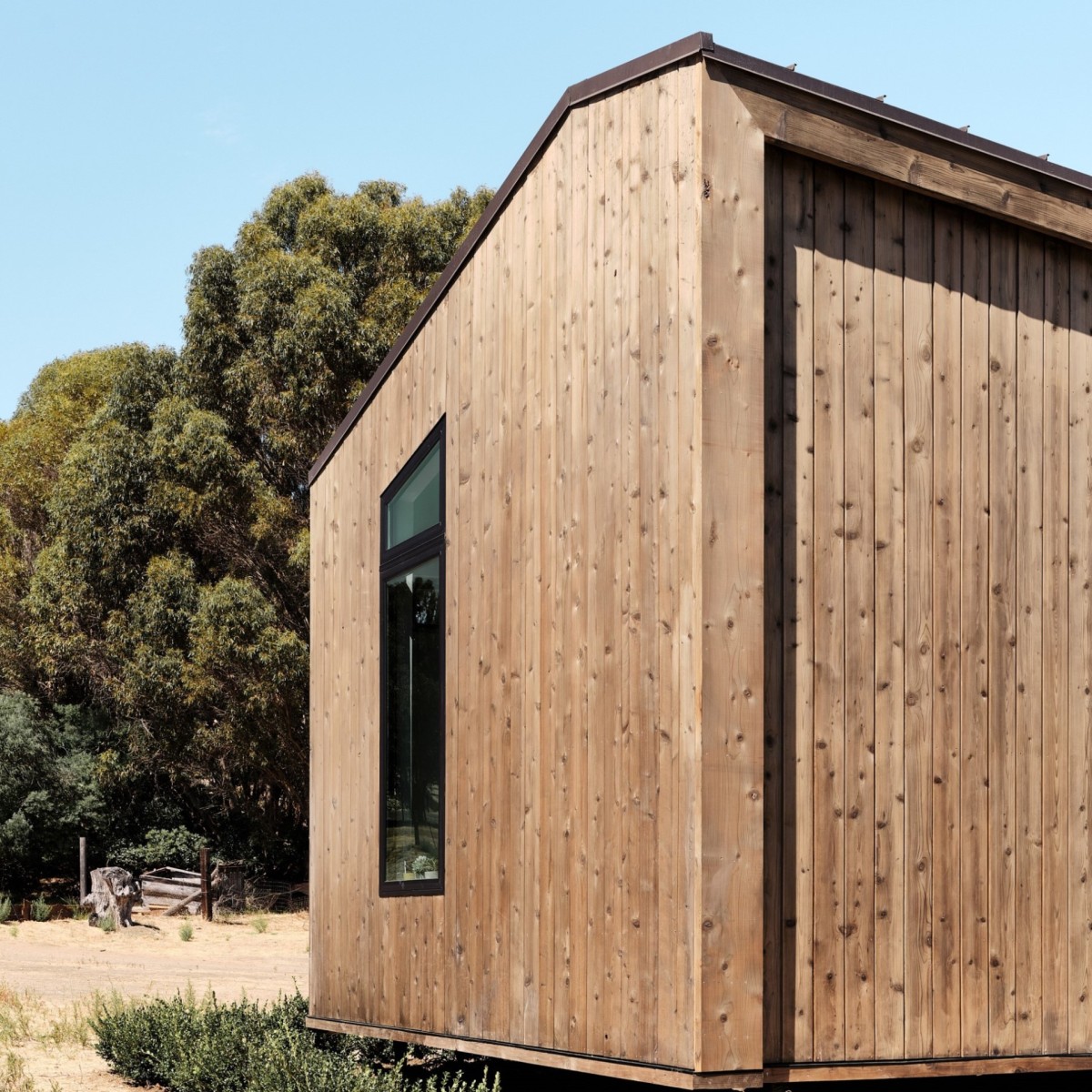 Es de madera desgastada y rematada con chapa