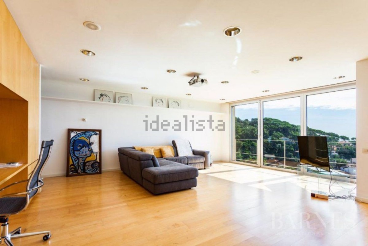 Salón con grandes ventanales