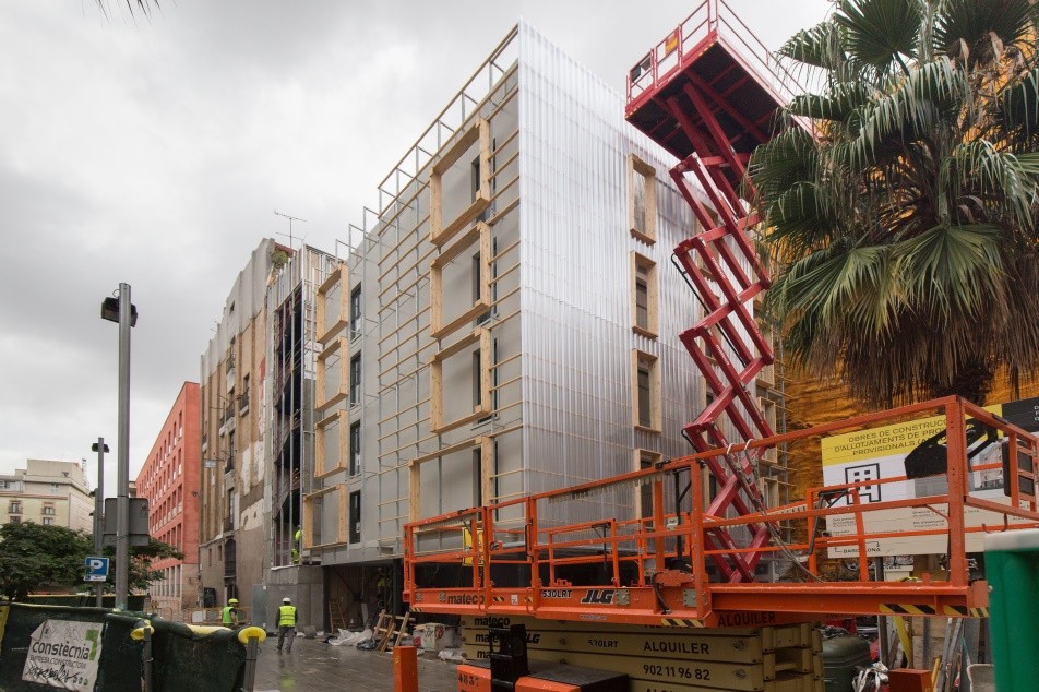 Barcelona termina su primer edificio de pisos sociales en contenedores