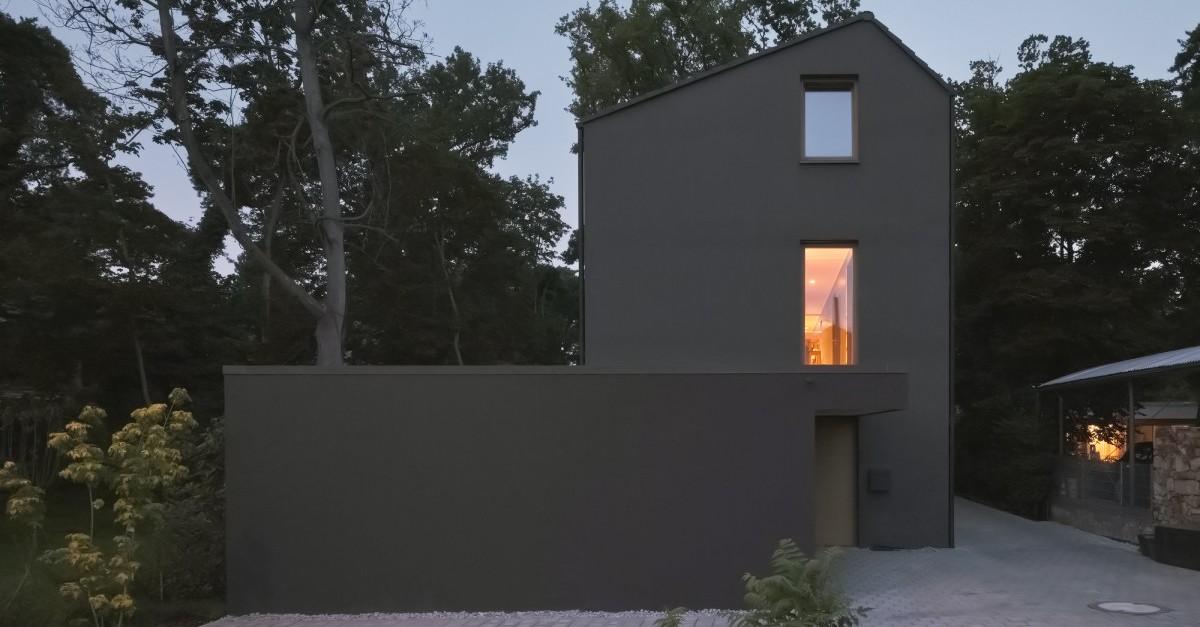 Esta curiosa casa negra da un toque de glamour a todo un barrio residencial en Alemania