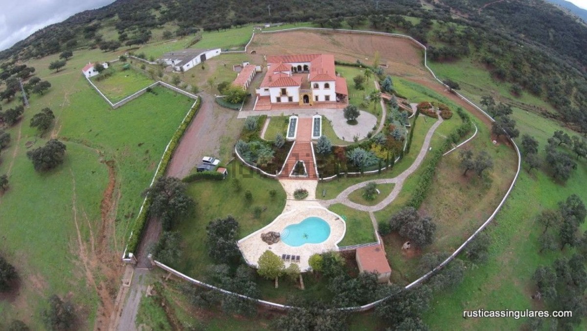 Un espectacular cortijo andaluz en venta con biblioteca y cuadra en plena Sierra de Aracena