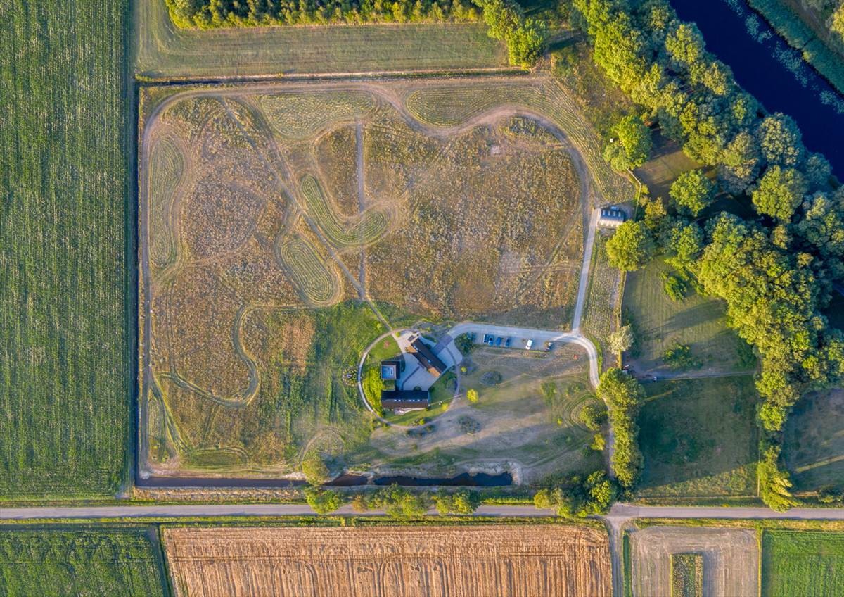 Rodeadas de tierras de cultivo
