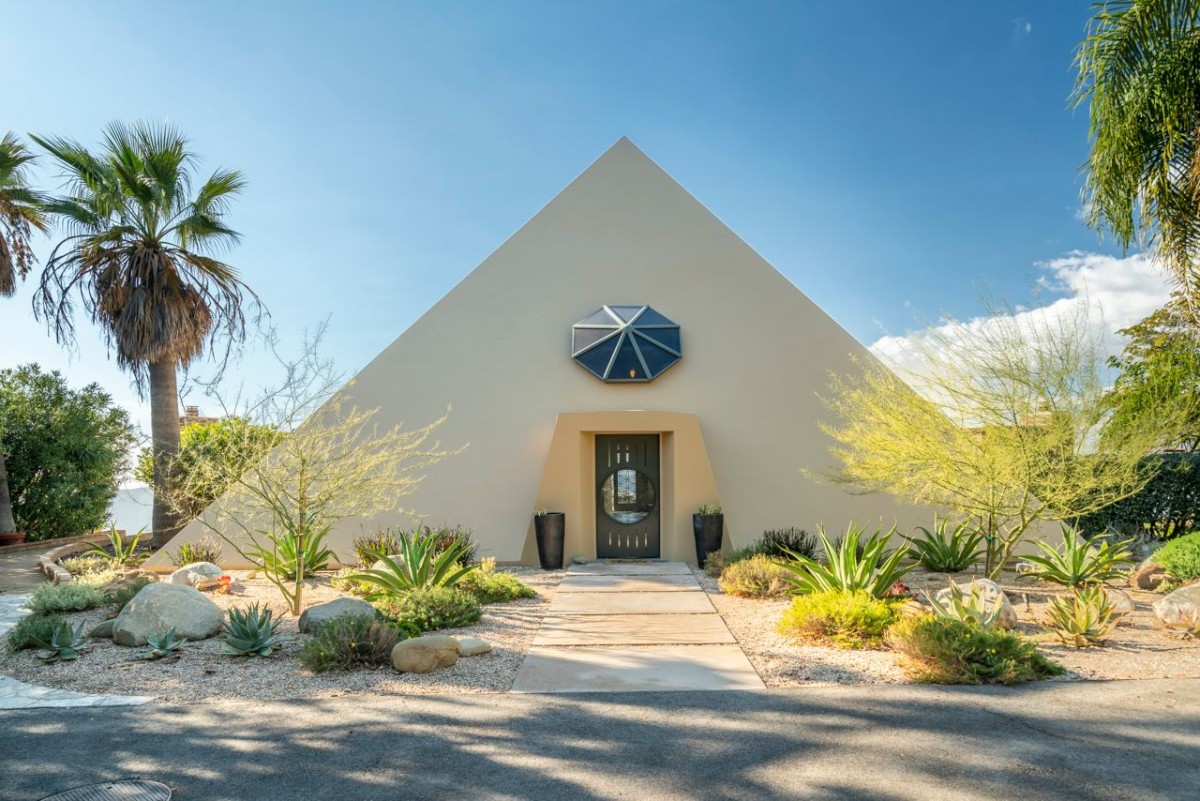 Esta casa pirámide de lujo en Los Ángeles está a la venta por 2 millones